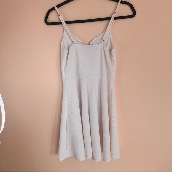 🥀 Women's Haute Monde White Flowy Mini Dress - Picture 7 of 11